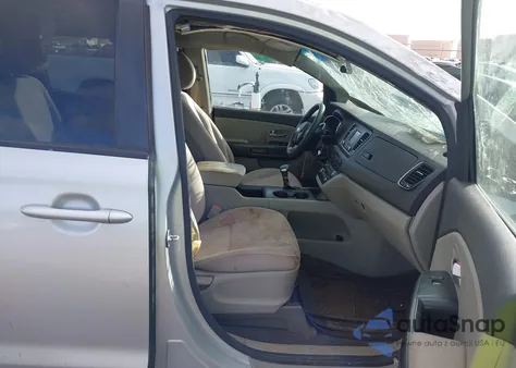 2018 Kia Sedona Lx z USA, uszkodzony, nr VIN KNDMB5C17J6389120